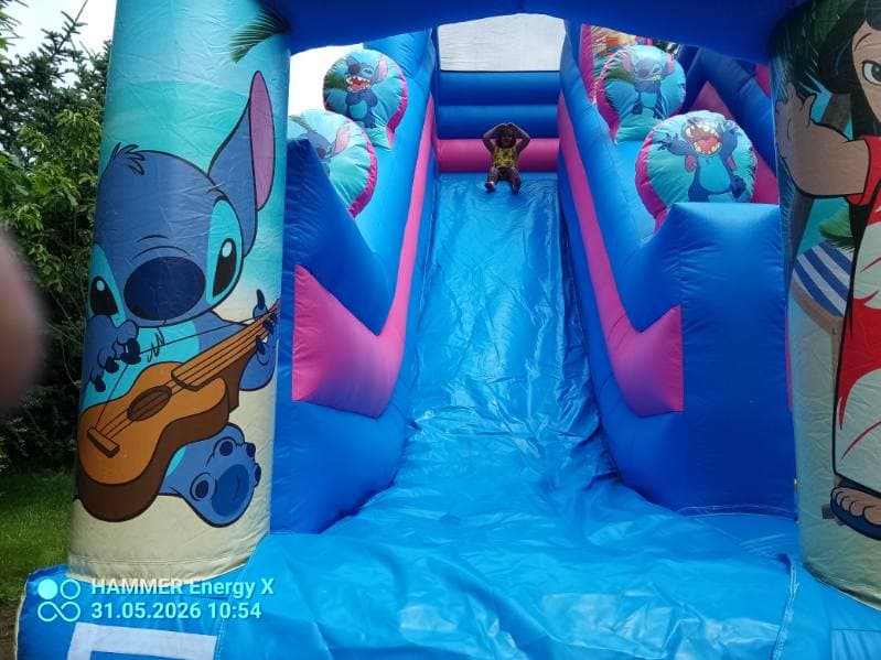 Widok z wnętrza zjeżdżalni Lilo i Stitch